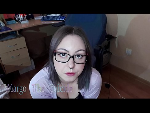 ❤️ Sexet pige med briller sutter Dildo dybt på kamera ☑ Super sex at da.pornokey.ru